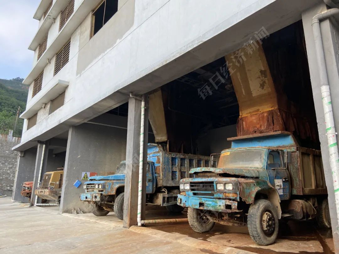 厂内运输车辆残破不堪，液体溢出的痕迹清晰可见
