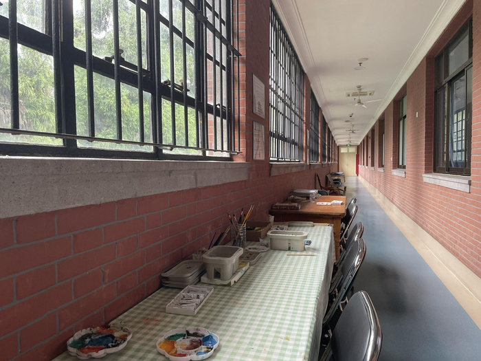 闵行院区病房走廊里开办的画室。新京报记者周思雅 摄