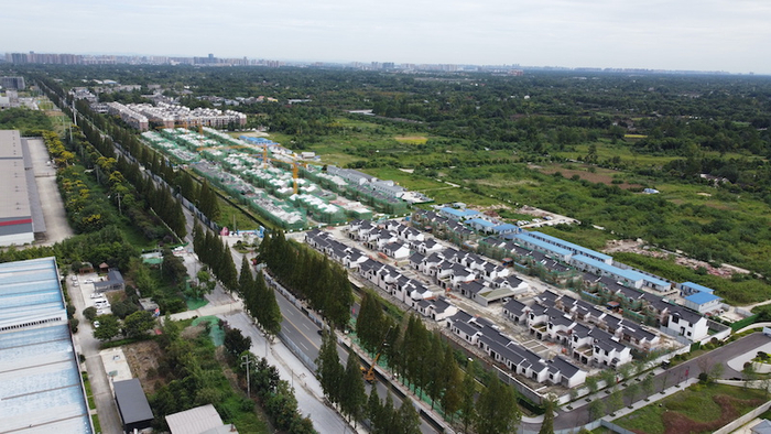 在川菜特色小镇，厂房和空地中间的新建一期项目已经封顶。陈雪波/摄影