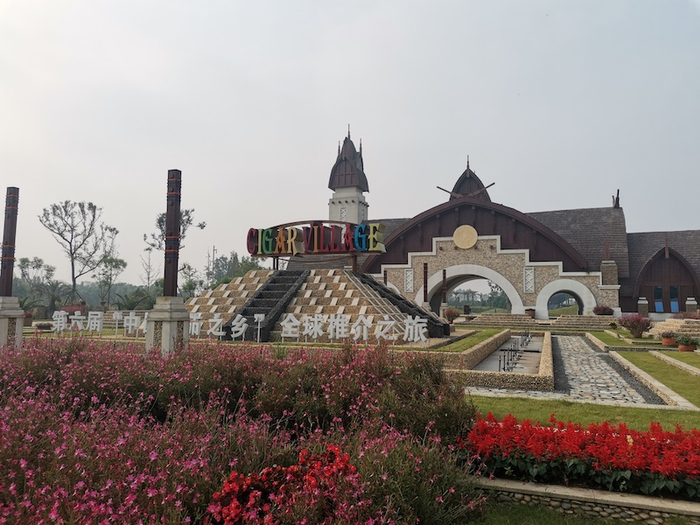 雪茄特色小镇的小镇大门建起来后，因为土地问题，项目建设陷入了停滞。陈雪波/摄影