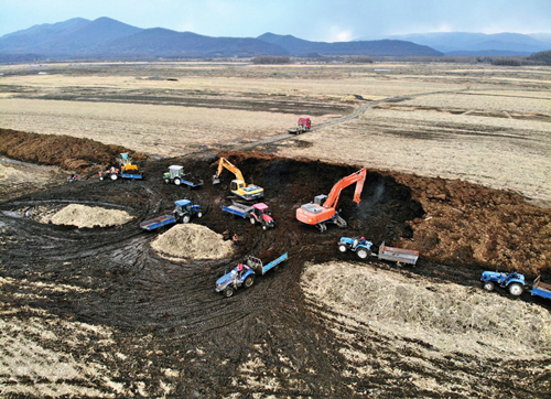 ▲&nbsp;3月29日，黑龙江省五常市沙河子镇福太村，工作人员回填被盗挖的黑土 马知遥摄/本刊