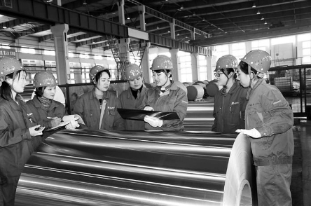 大屯铝板带厂物料流转工段正在核对当班工作量。李新建 摄