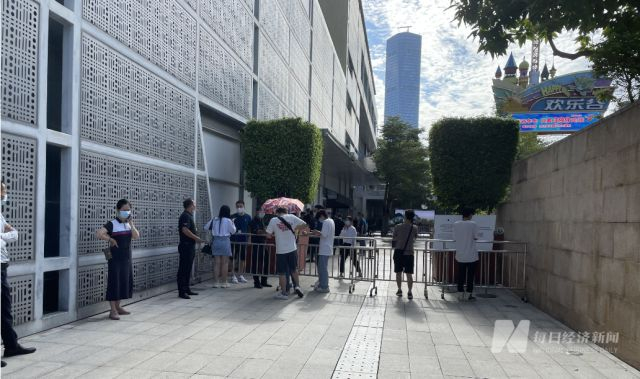 深圳益田假日广场的苹果直营店外，排队等待进入的人。图片来源：每经记者 王晶 摄