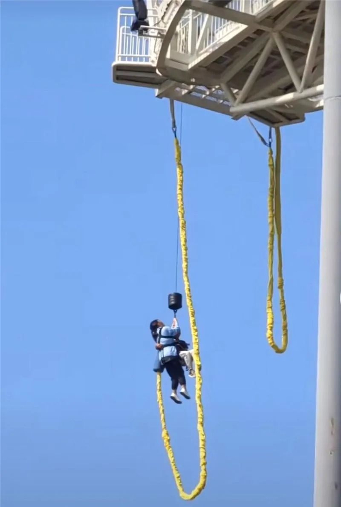 △蹦极者被救上去