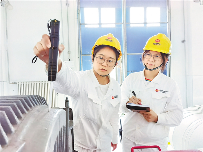  日前，国家能源集团河北公司沧东电厂海水淡化巡检员在海水淡化设备间测量、记录淡水泵振动值。 河北日报通讯员 田水鑫摄