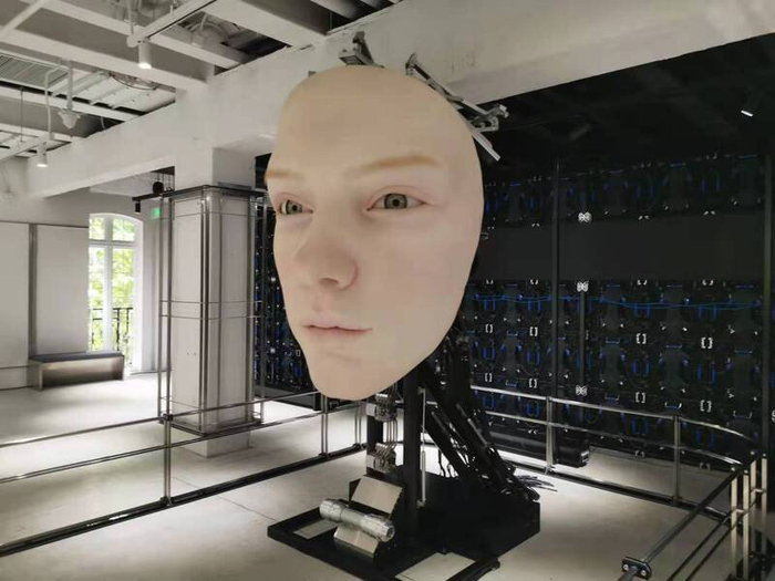 HAUSSHANGHAI中国旗舰店内的机器人脸。