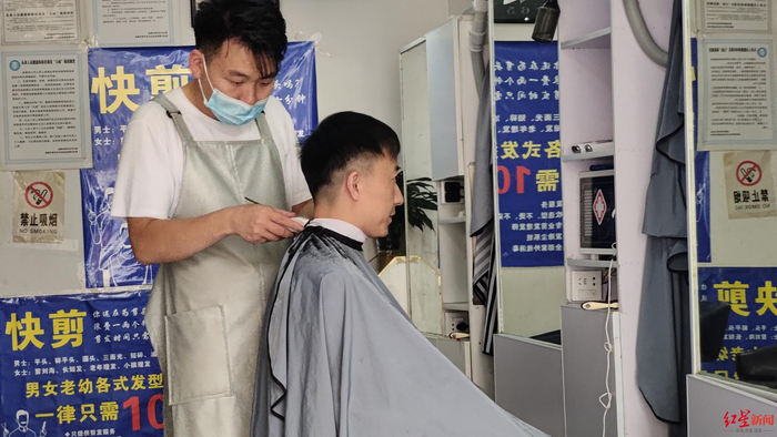 ▲光华村一家快剪店。