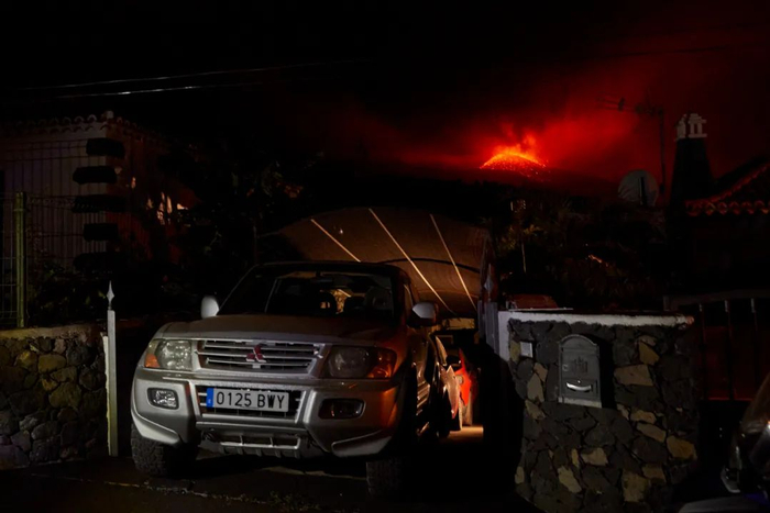 这是9月23日在西班牙拉帕尔马岛拍摄的火山喷发景象。新华社记者 孟鼎博 摄