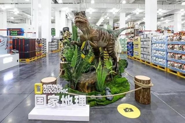 △高达2米的巨大恐龙玩偶已经入驻国家地理路演体验区，它不仅会动、会“说话”。