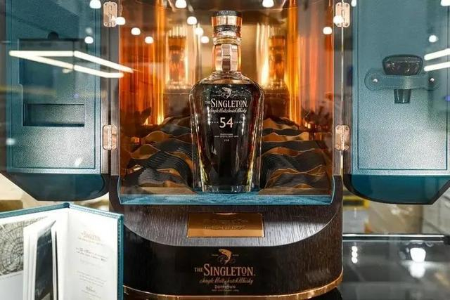 △苏格登「时光巅峰系列」的收官之作——54年单一麦芽威士忌，甄选1966年欧洲橡木桶，经过超半个世纪的陈酿，以法国巴卡拉水晶瓶尊呈，有着醇厚苏格兰风味，全球限量发售235瓶。