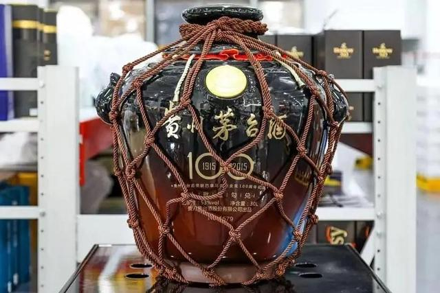 △贵州茅台巴拿马30L，这款酒为2015年茅台为纪念1915年茅台荣获“巴拿马万国博览会金奖”100周年而推出的纪念酒。