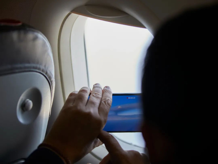 9月23日，一名乘客在飞往西班牙拉帕尔马岛的航班上拍摄火山喷发。新华社记者 孟鼎博 摄