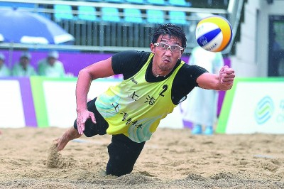 9月24日，在陕西渭南举行的全运会沙滩排球项目男子成年组半决赛中上海一队球员李阳接球瞬间。新华社发