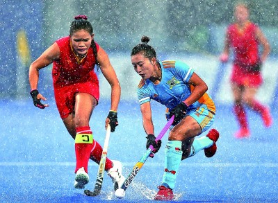 9月24日，全运会女子曲棍球决赛中，四川队球员但文（右）与联合队球员崔秋霞在比赛中拼抢。新华社发