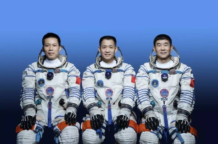 神舟十二号飞行任务乘组：聂海胜（中）、刘伯明（右）、汤洪波（左）。新华社发（徐部 摄）