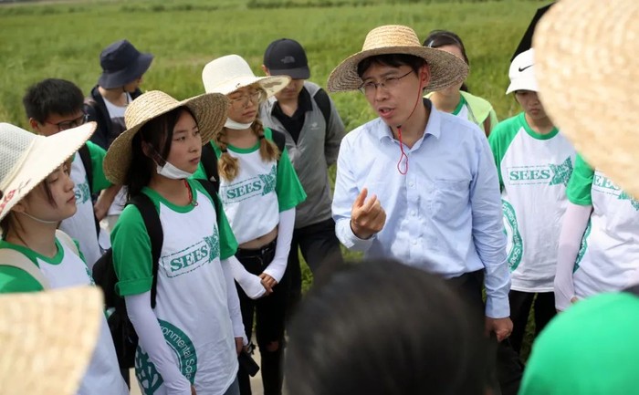 ▲ 宋坤老师在田间为学生讲授生态学专业实践课——自然认知与生态解析