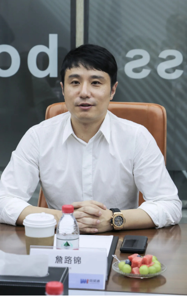 路贸通集团董事长詹路锦发表讲话