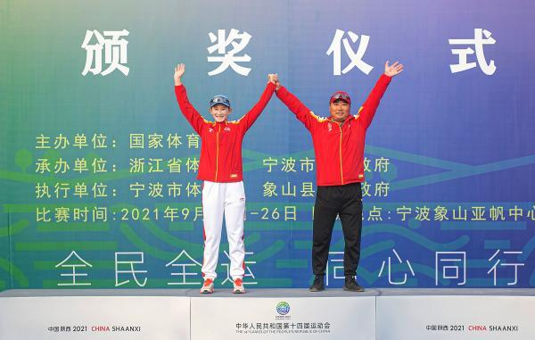 图说：上海选手袁蓓茹和教练站在领奖台上。