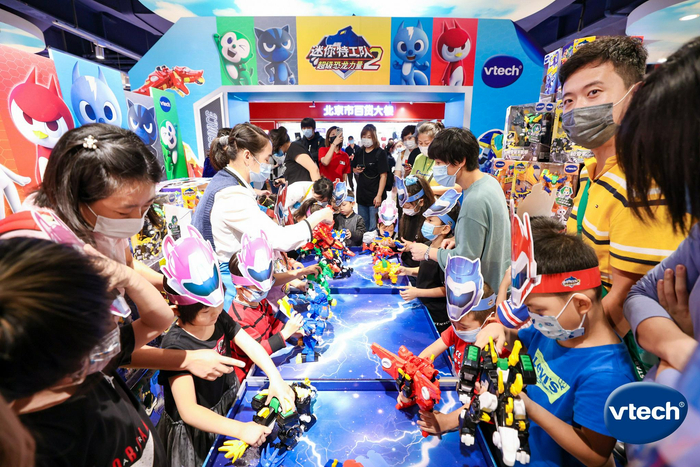  △ 伟易达迷你特工队空降北京F.A.O、Hamleys，吸引一波特工小粉丝