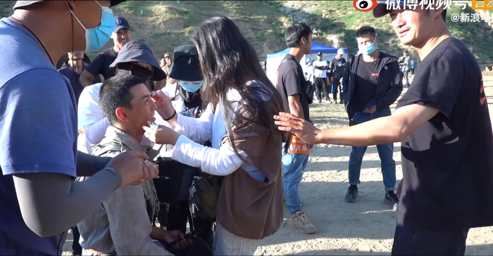 吴磊拍马戏时枪炸膛导致脸部受伤