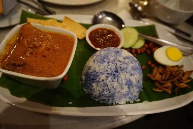 蝶豆花染色的糯米饭（图片来源于网络）