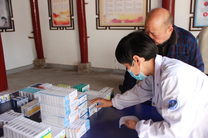 （2020年11月，天台县街头镇遮益村，医生带着常用药品进村义诊）