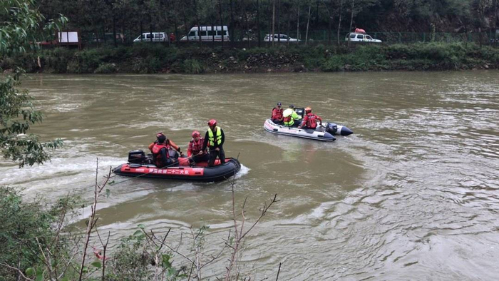 河上搜救（图片来源：大河报）