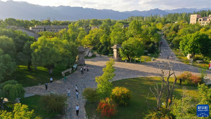 位于宁夏贺兰山东麓的志辉源石酒庄（无人机照片，9月20日摄）。