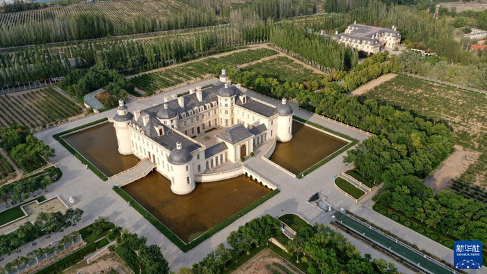 位于宁夏贺兰山东麓的张裕摩塞尔十五世酒庄（无人机照片，9月22日摄）。