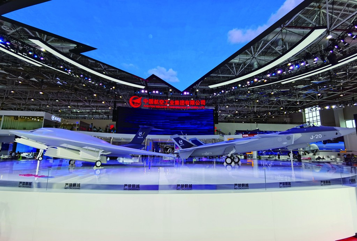  航空工业展台上的攻击-11与歼-20组合。 张海潮摄