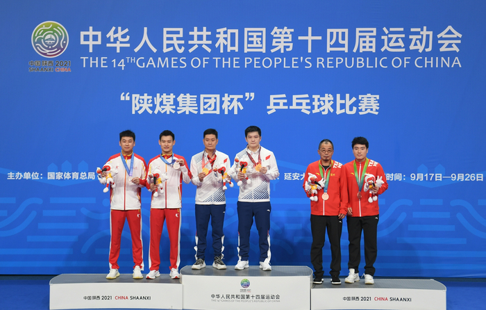 樊振东站上最高领奖台。