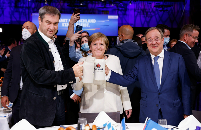 当地时间2021年9月24日，德国慕尼黑，德国基民盟候选人拉舍特举行竞选集会活动，德国现任总理默克尔助阵。图/IC photo