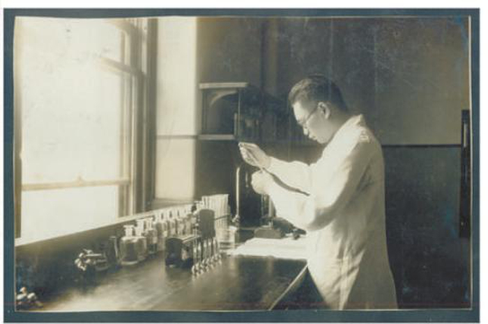 刘士豪在实验室做实验