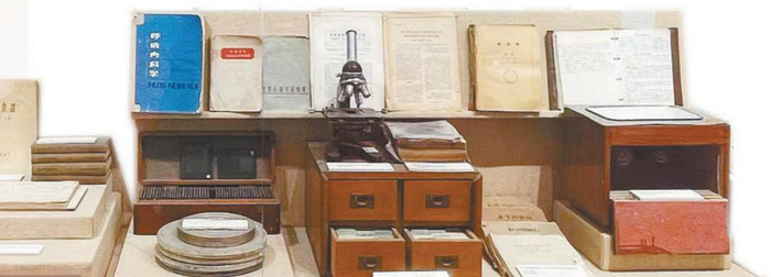 书籍、资料卡片、讲义等展品见证我国医学事业的发展 本报记者 阎彤 摄