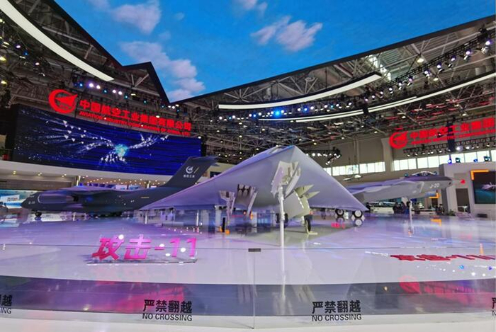 在航空工业馆展示的攻击-11（图中）、运-20（图左）和歼-20（图右）大比例模型 张海潮摄
