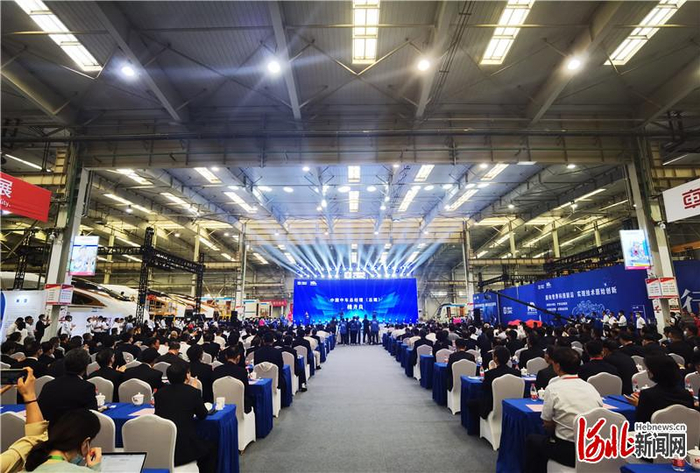 图为中国轨道交通工业140周年峰会现场。河北日报记者王育民摄