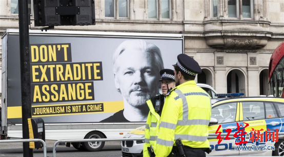 　▲这是2020年9月8日在英国伦敦拍摄的一辆汽车上的标语“不要引渡阿桑奇” 图自新华社