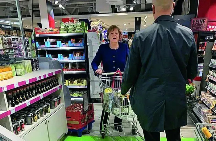　·默克尔经常独自一人在柏林的超市购物。