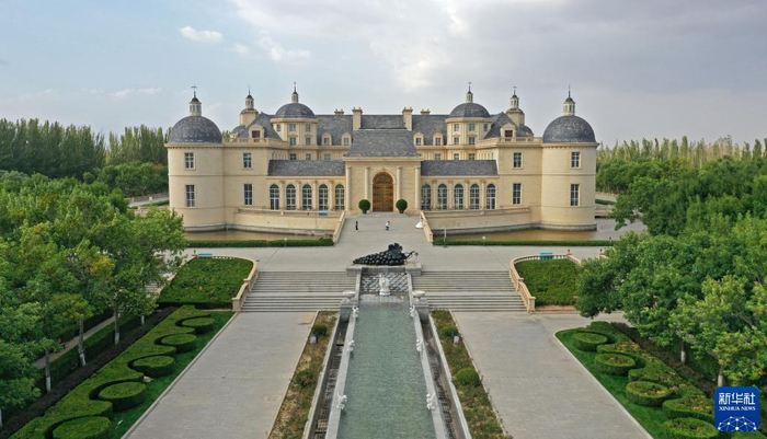 位于宁夏贺兰山东麓的张裕摩塞尔十五世酒庄（无人机照片，9月22日摄）。