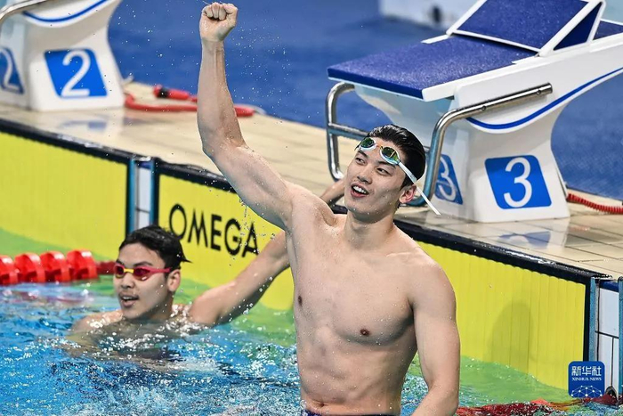 汪顺（右）在赛后庆祝。