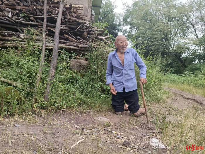 双腿残疾的江明福很乐观