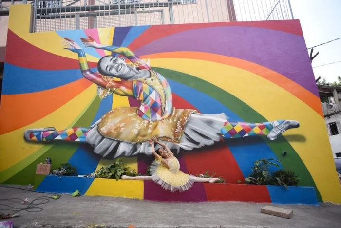 玛利亚·丹妮埃拉在以自己的舞姿为主题的壁画前起舞。新华社发（马特乌斯·博诺米摄）