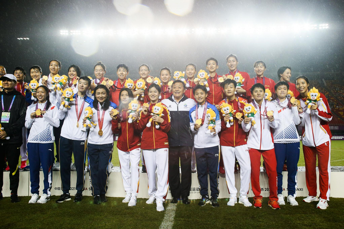 中国女足联合队全运夺金，引发争议。