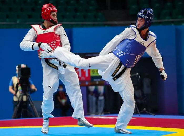 唐皓（左）在决赛中。