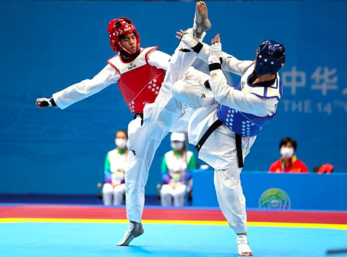 福建队选手林文烨（左）与上海队选手王金宇在比赛中。