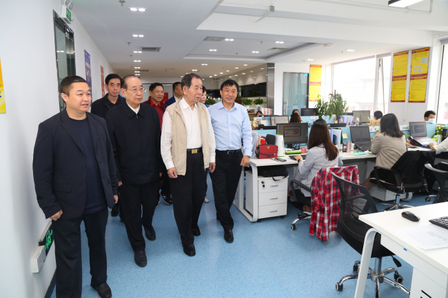 曹志斌会长（左二）一行视察恒昌