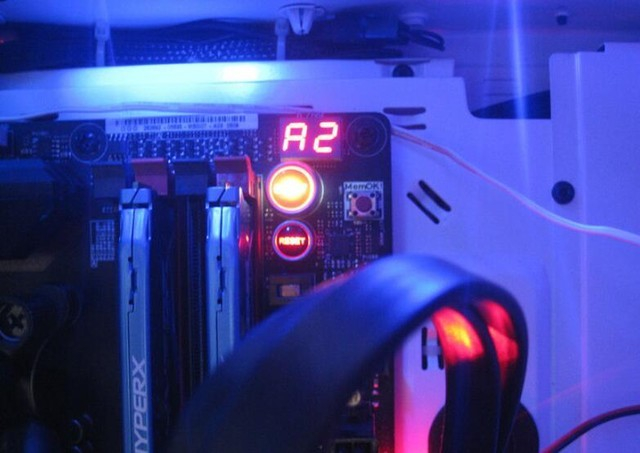 主板上的指示灯（图片源自CHH）