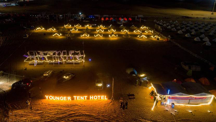 （图：夜幕下的帐篷酒店一片祥和）