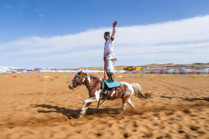 （图：英雄会惊险刺激的马术表演）