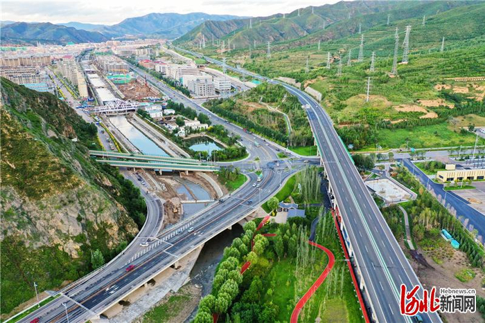 图为崇礼城区便捷的交通路网。李小永摄